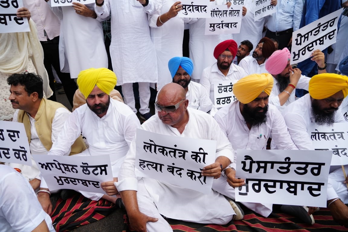 AAP carried out 'Shanti March' against Governor’s move to cancel the assembly session
