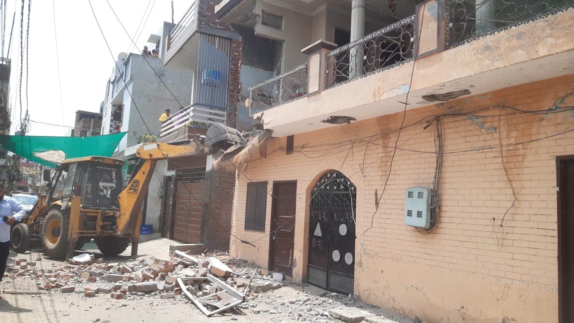 Illegal construction of notorious drug peddlers demolished in Garha  
