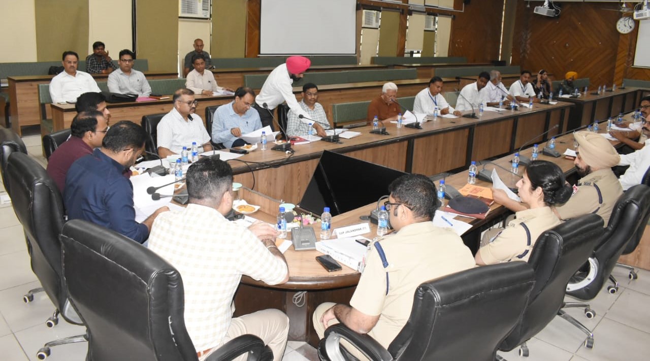 Election observers meet representatives of parties.