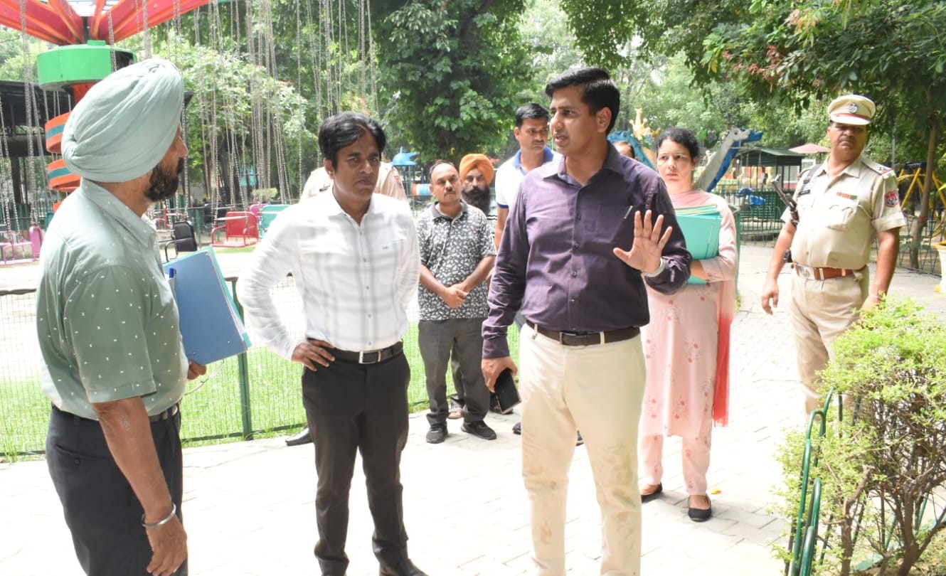 Deputy Commissioner visits Nikku Park:Inspects cleanliness, water drainage arrangements