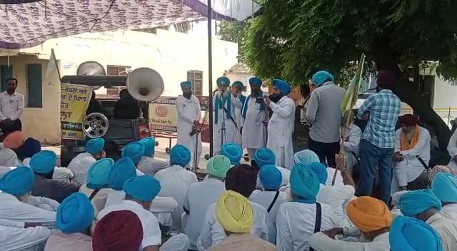 Kaumi Kisan Union stages protest in front of Kultar Singh Sandhwan’s house against the thefts of motors,wires and transformers