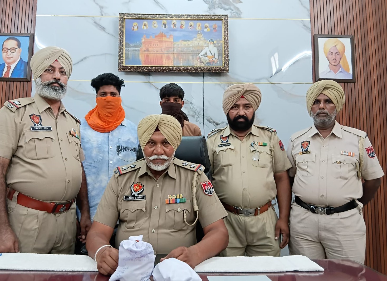 Two smugglers arrested with heroin, drug money  