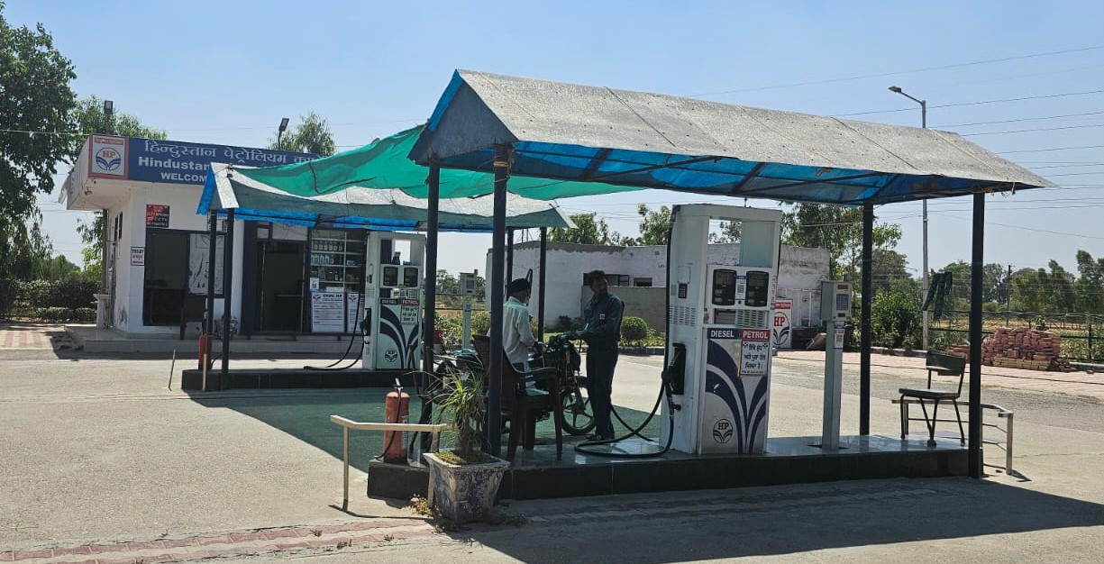 Looters snatch Rs 45,500 from petrol pump salesmen at pistol point.