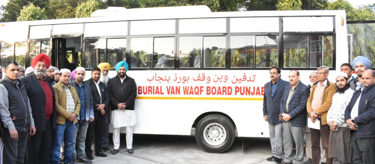 Local bodies Minister, ADGP Farooqui hand over burial vans to Idgah and Mosque committees