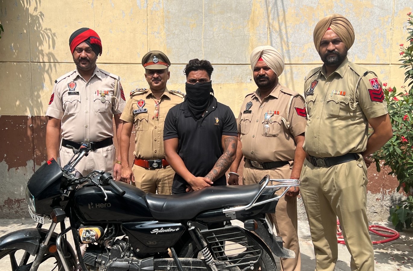 Two criminals ,smugglers held; Heroin,   pills seized