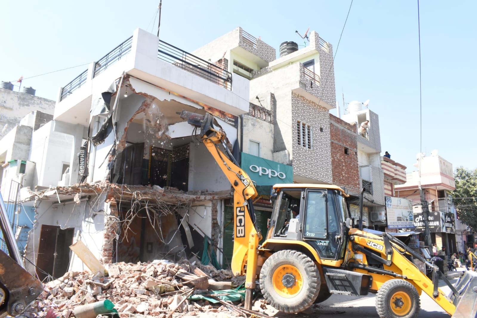 Yudh Nashian Virudh: Illegal constructions of drug peddlers demolished in Bhargo Camp