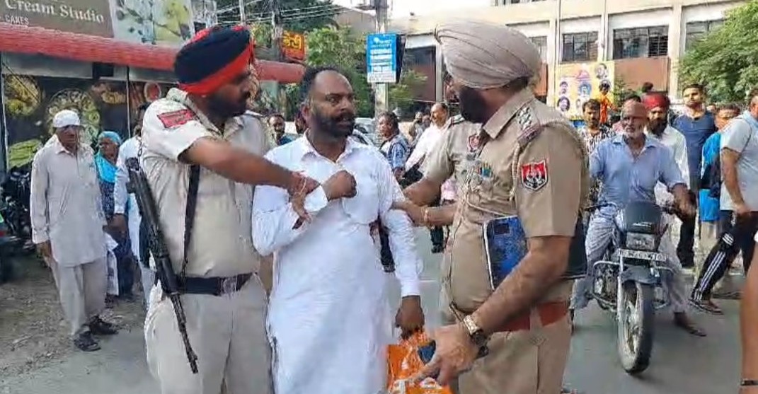 Man arrested in Phillaur brandishing weapon obstructing traffic;32-bore pistol seized