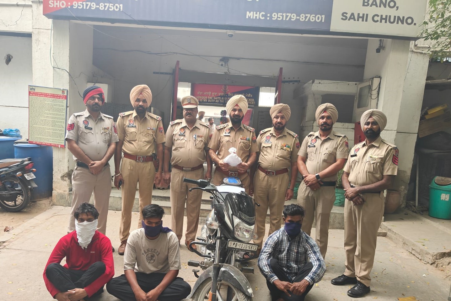 Three smugglers arrested with 300 grams of heroin