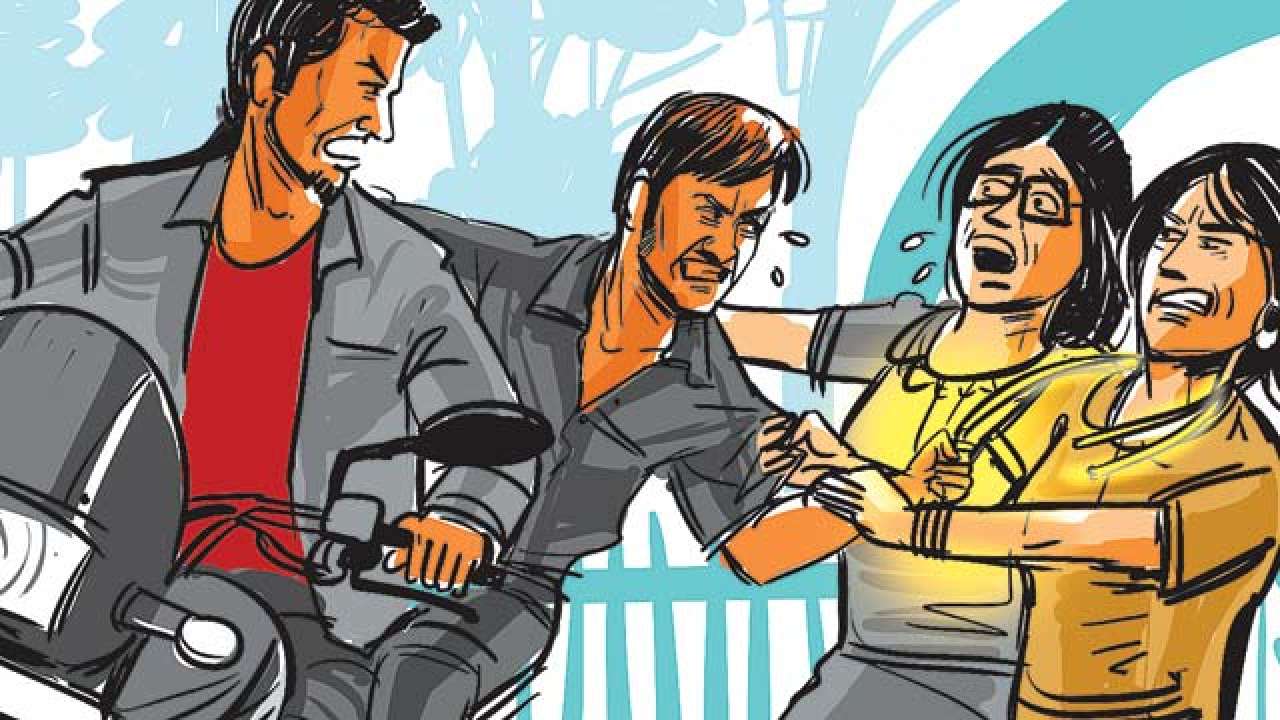 Two looters booked for snatching woman's  gold chain   