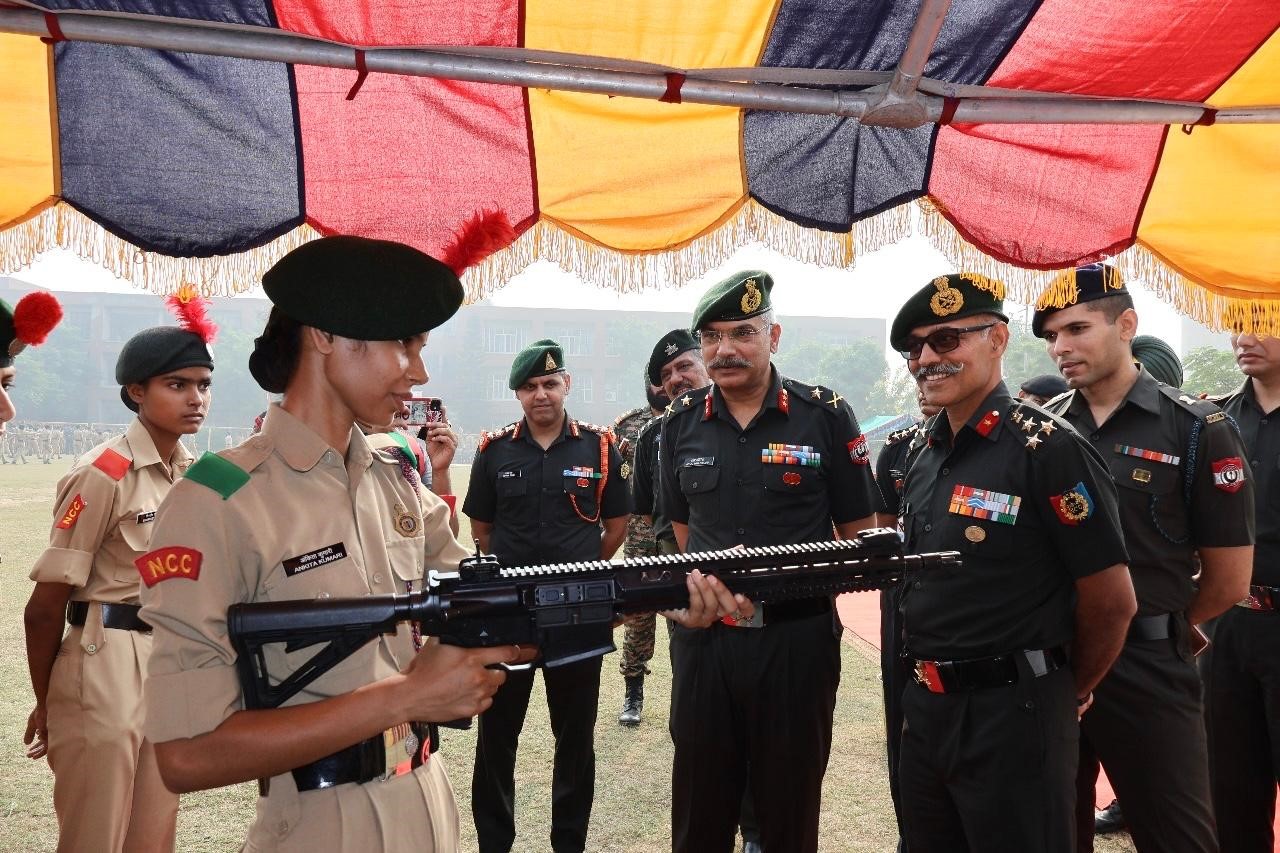 Exhibition of weapons for cadets’ students by Army