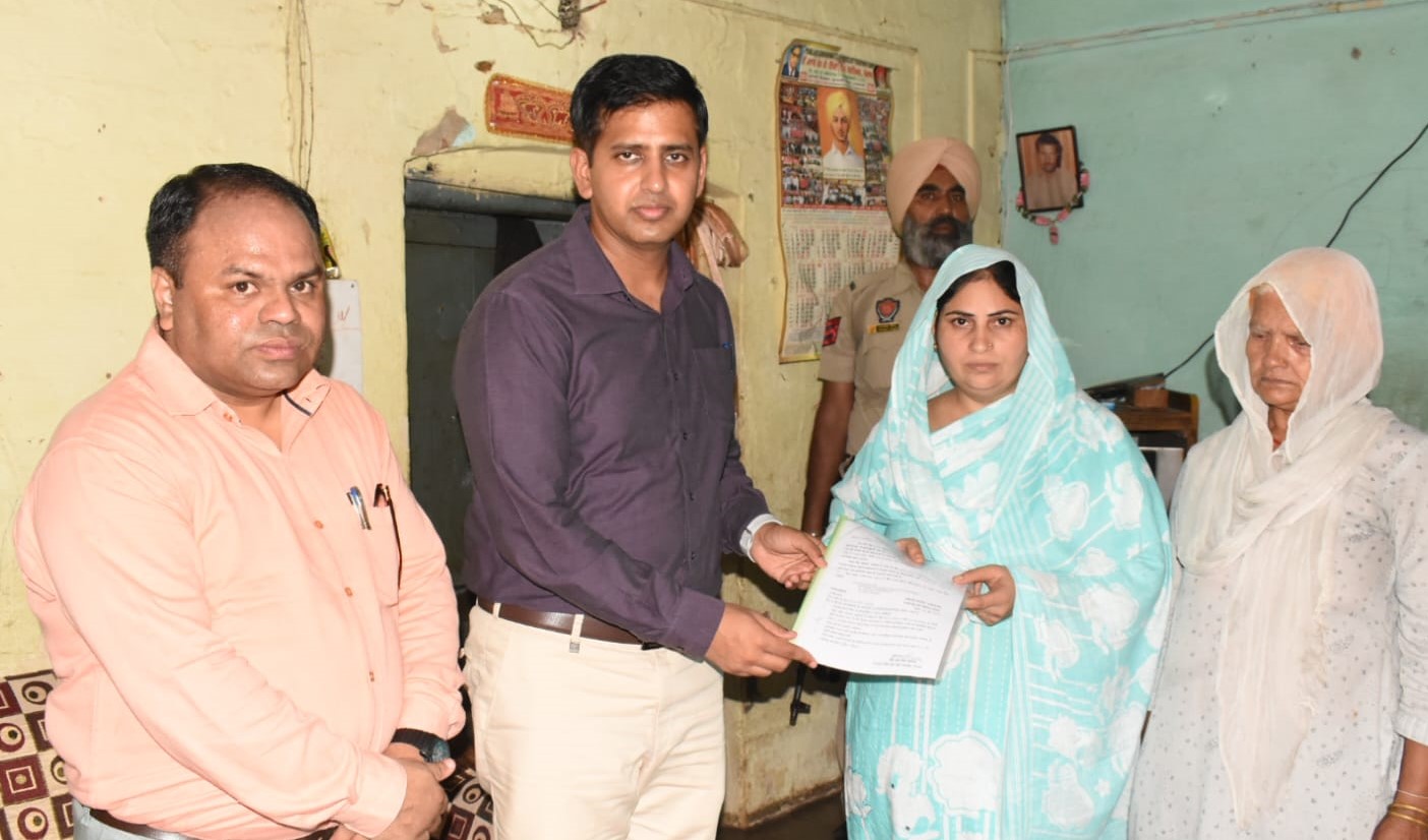 DC hands over ex-gratia grant to family of employee who passed away during Lok Sabha Elections